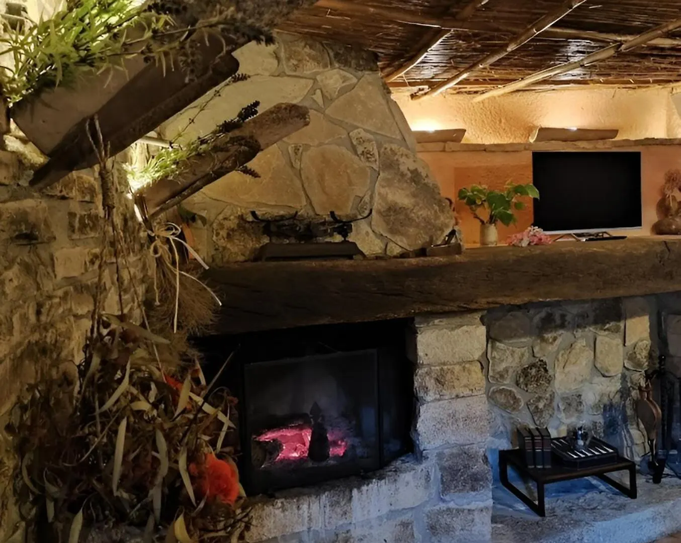 La Cova De Can Pavet Pontons